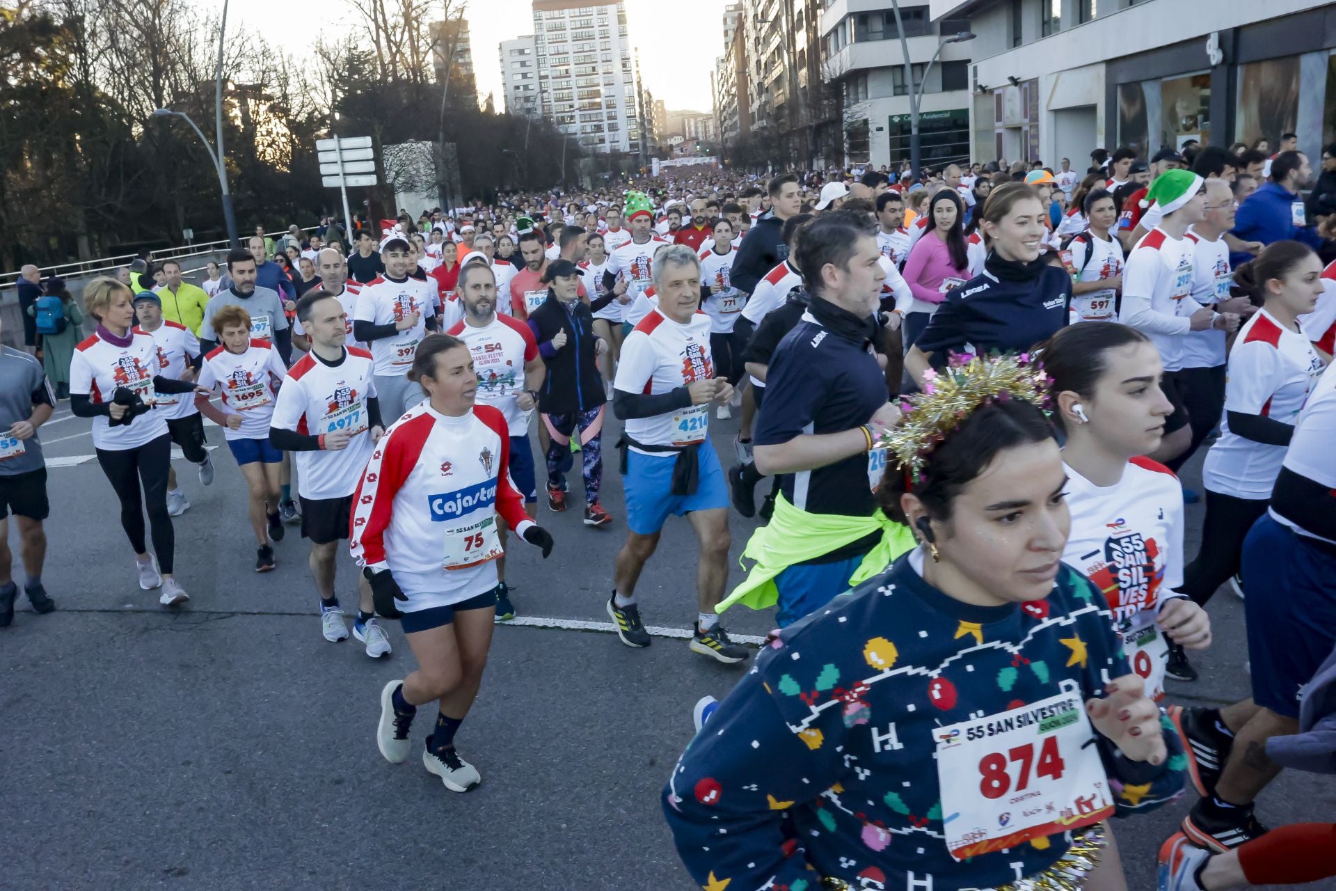 La San Silvestre vuela por las calles de Gijón