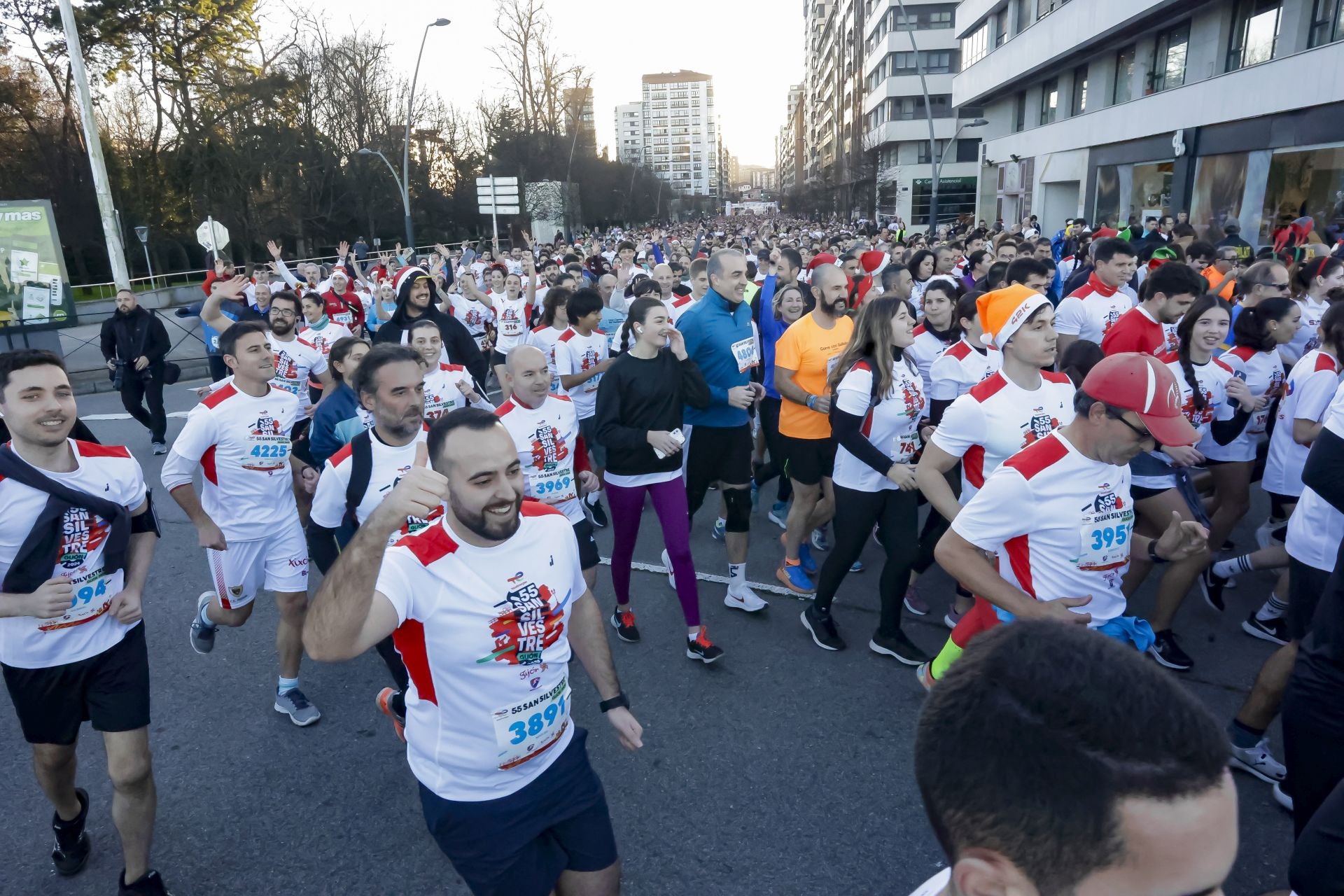 La San Silvestre vuela por las calles de Gijón