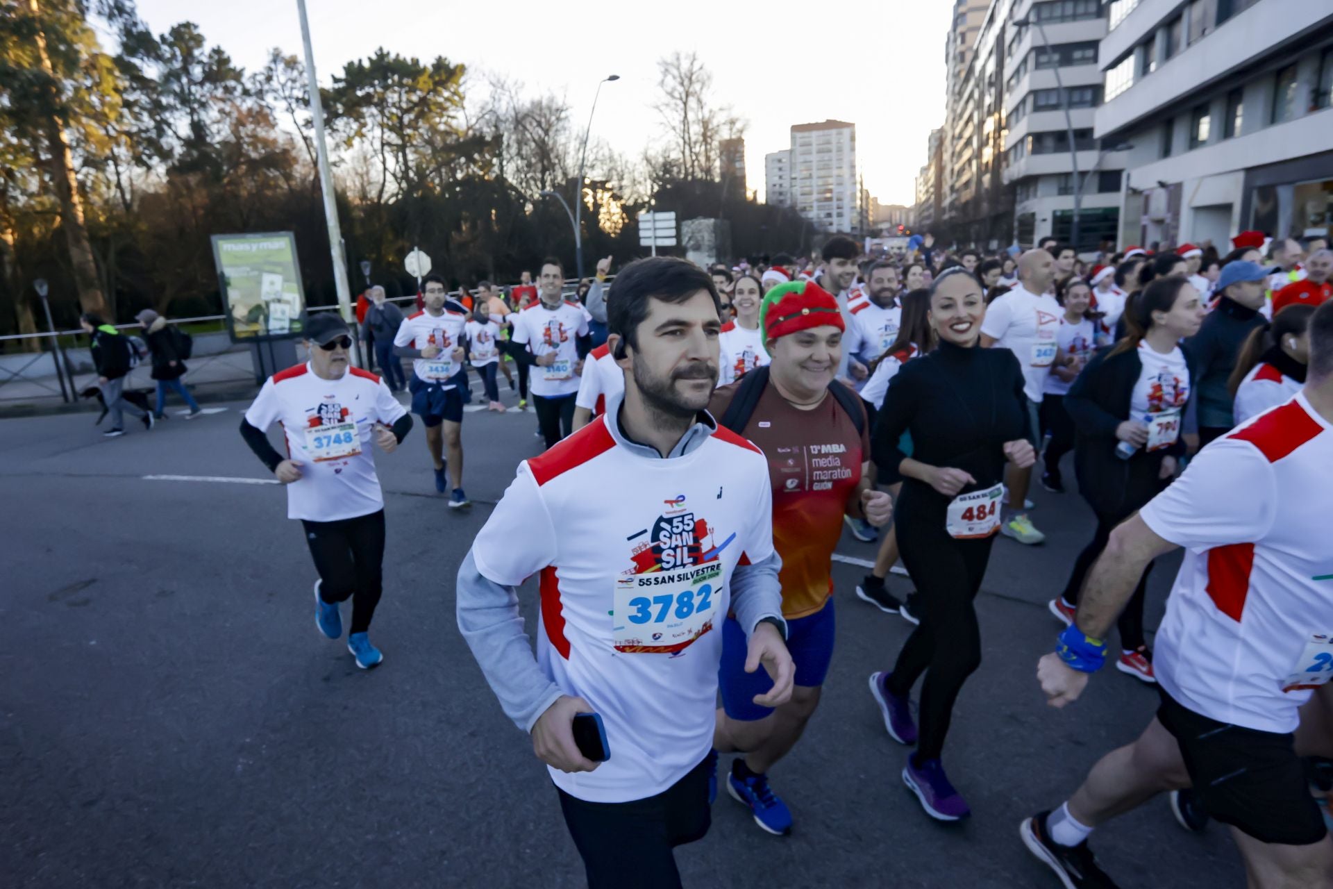 La San Silvestre vuela por las calles de Gijón