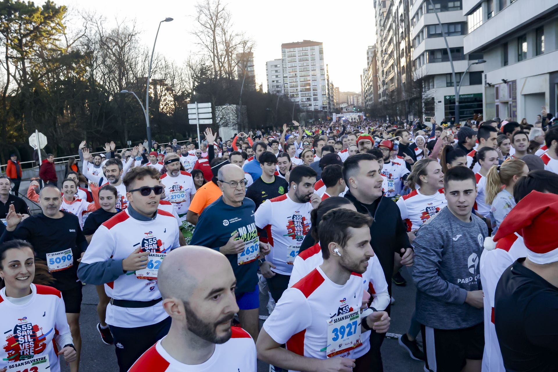 La San Silvestre vuela por las calles de Gijón