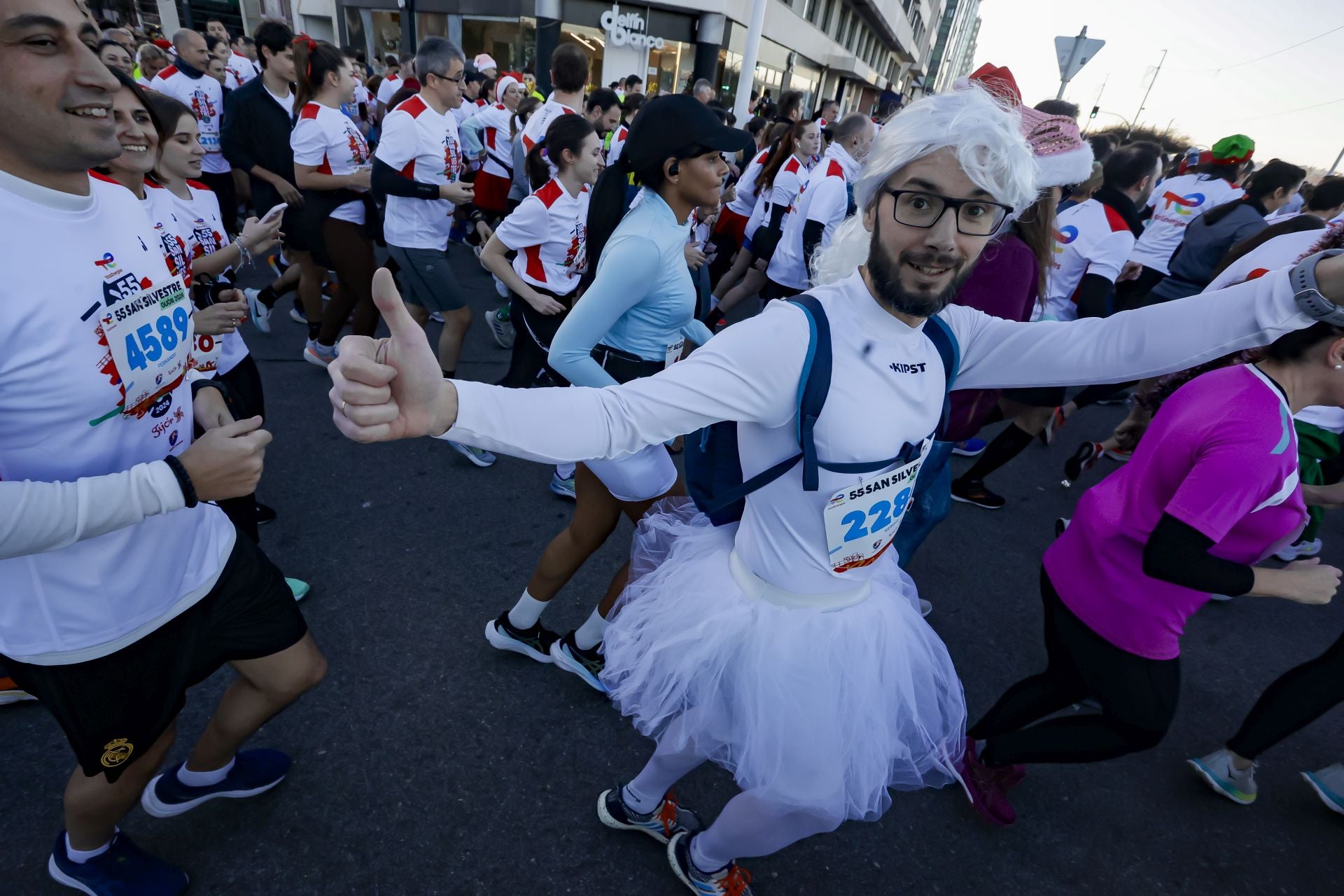 La San Silvestre vuela por las calles de Gijón