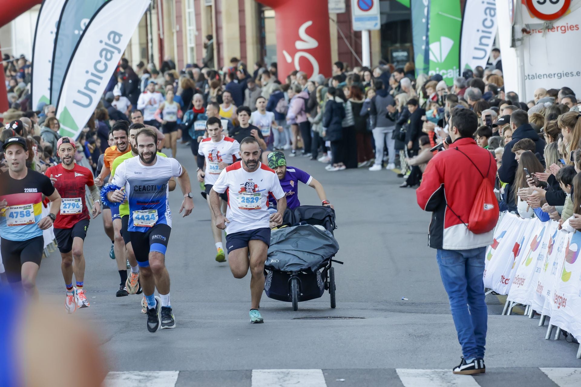 La San Silvestre vuela por las calles de Gijón