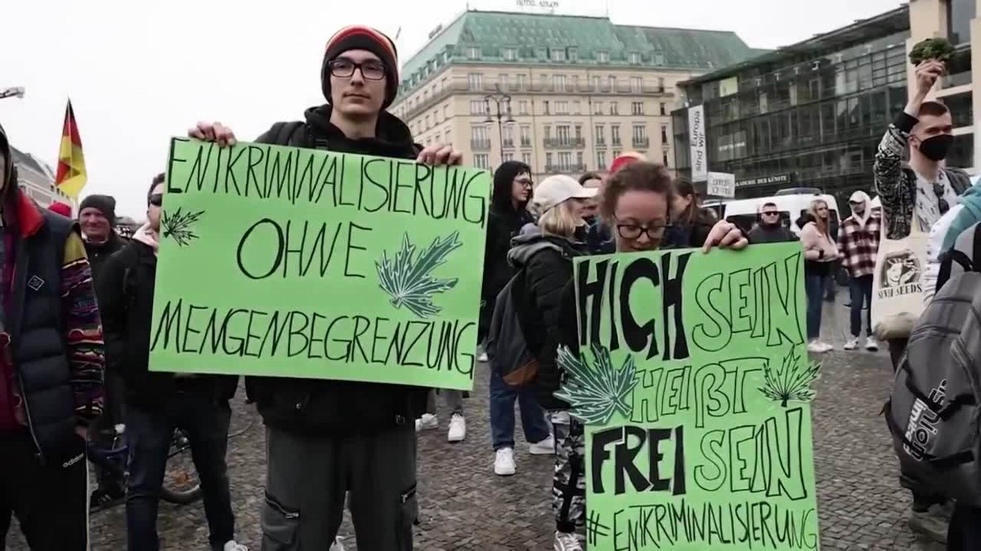 La marihuana ya es legal en Alemania y cientos de personas lo celebran en Berlín
