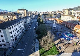 Una vista de Ventanielles, con la plaza del Lago Enol a la derecha, uno de los barrios con más viviendas vacías de Oviedo.