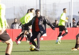 Rubén Albés golpea un balón en presencia de Éric Curbelo durante el último entrenamiento del año.