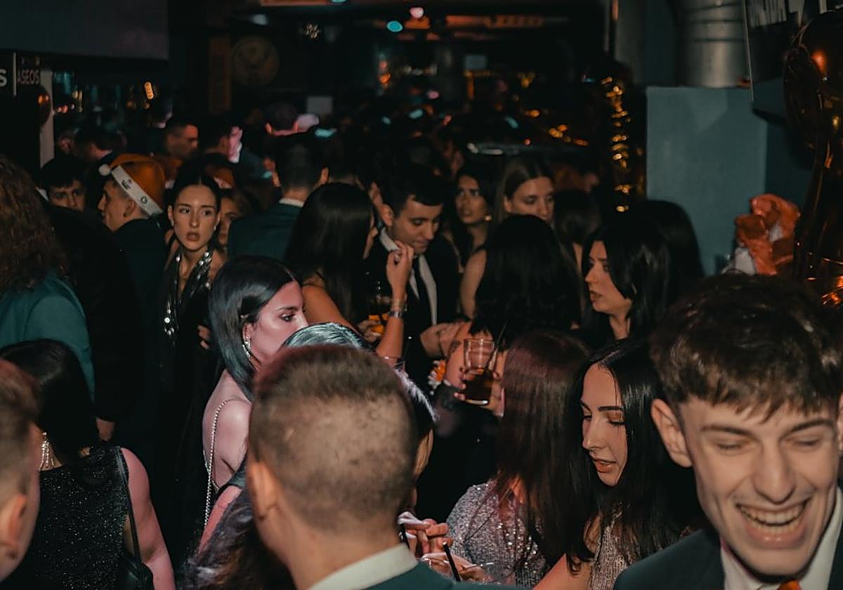 Una multitud de jóvenes, de fiesta, en uno de los principales locales de ocio nocturno del casco histórico.