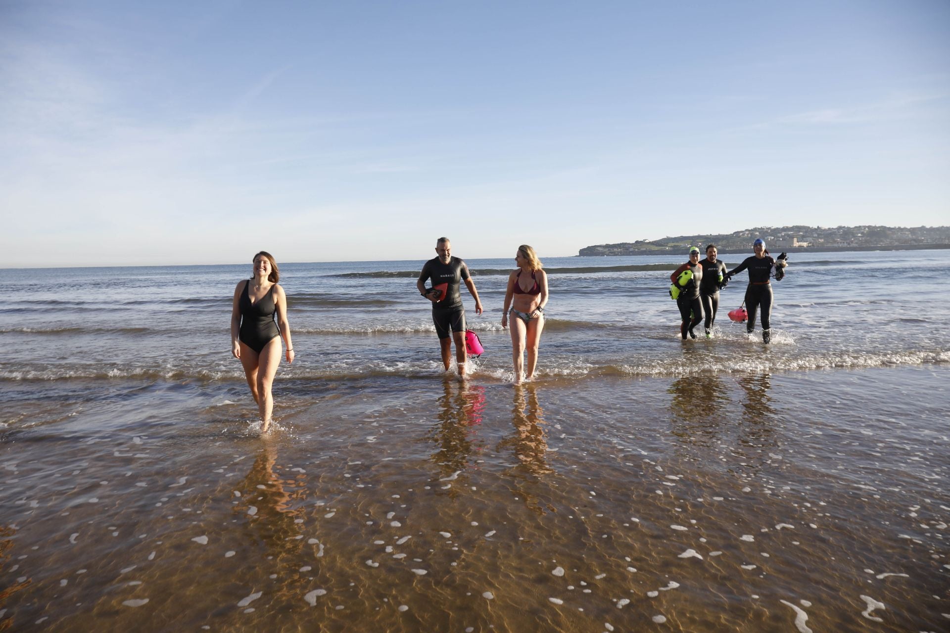 La playa de San Lorenzo en Gijón recibe a los primeros bañistas del año
