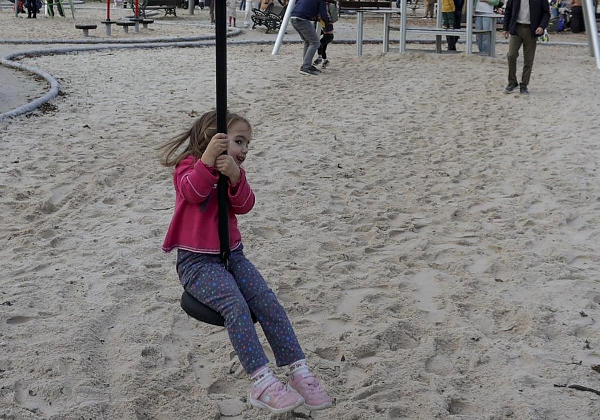 Agatha Sanzen en la tirolina del parque .