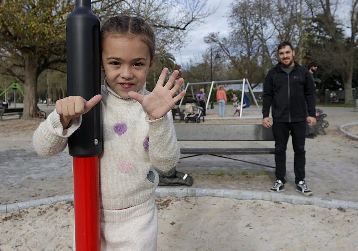 Imagen principal - Los nuevos juegos del parque Isabel la Católica, «más que diez»