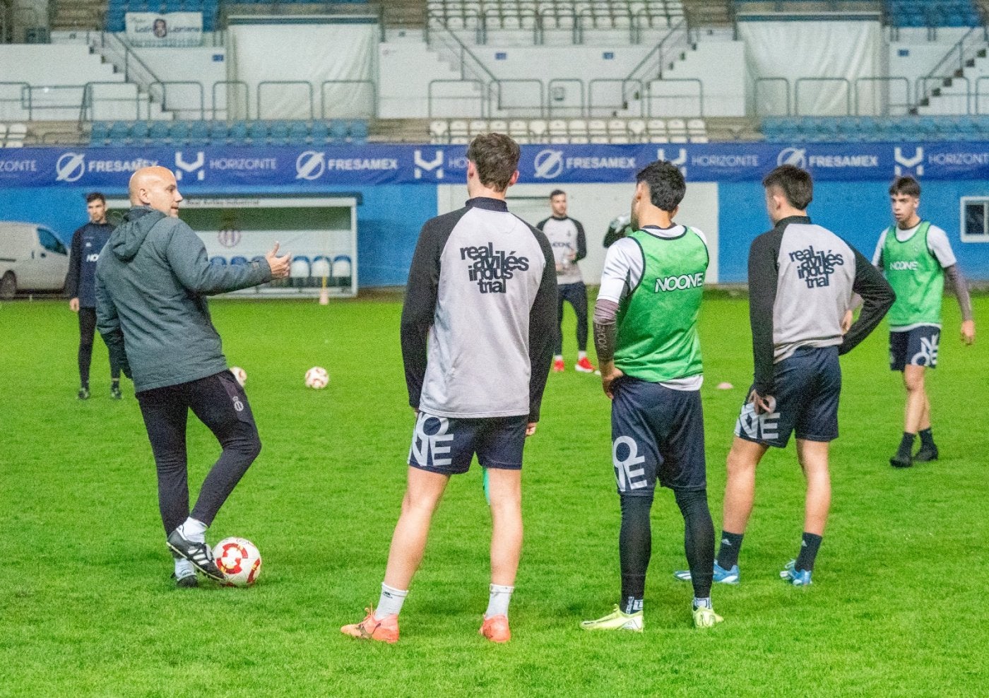 La primera plantilla del Real Avilés regresó a los entrenamientos ayer en el Suárez Puerta.