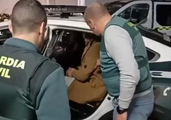 Golpea a un hombre de madrugada en Noreña para robarle la cartera y retirar de su tarjeta 900 euros