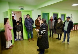 Los obreros llegan por sorpresa a la Escuela de 0 a 3 de Jardín de Cantos de Avilés con los alumnos dentro