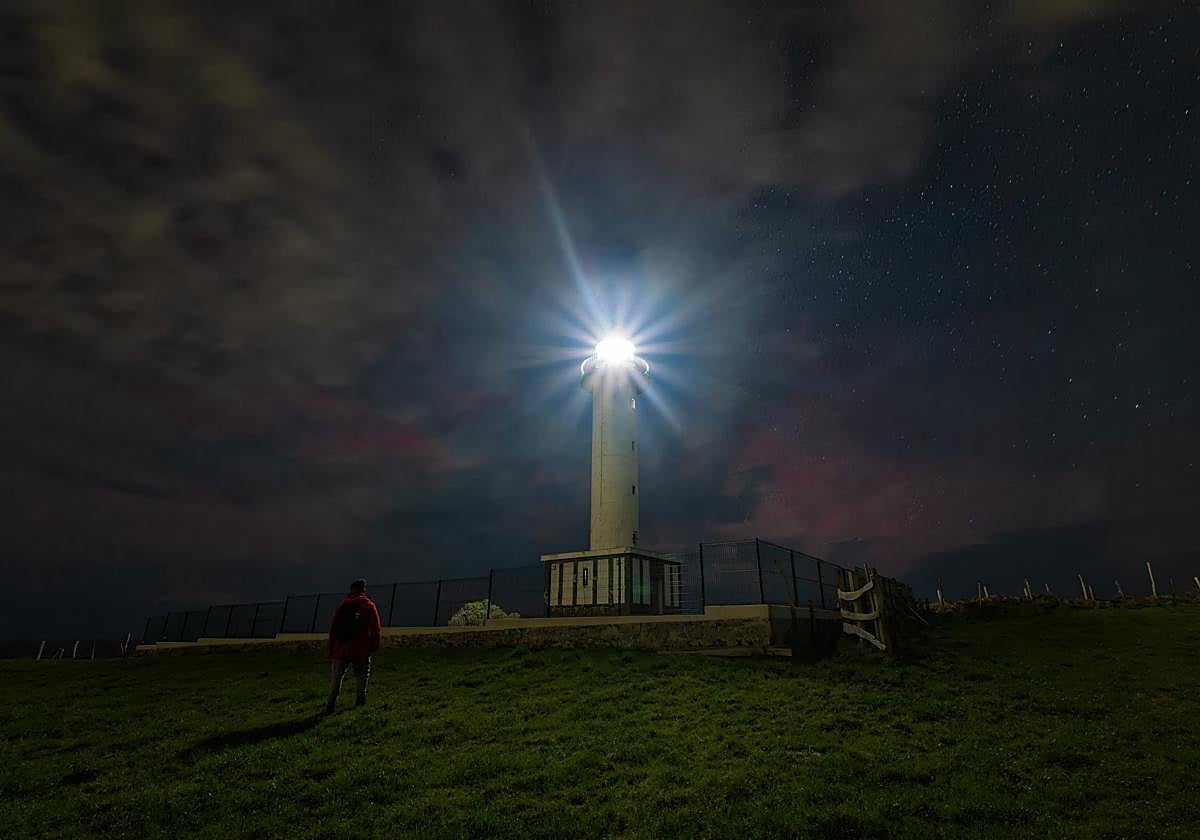 Las auroras boreales se producen cuando partículas cargadas del viento solar interactúan con el campo magnético de la Tierra.