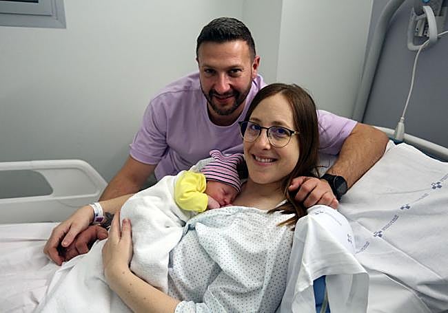 Sira. La primera niña de las cuencas en 2025, con sus padres, Carlota y Luis Alberto.