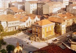 1970. Palacete de la familia García Rodríguez con la magnolia, el estudio de arquitectura, las casas de don Albertón y el Goya enfrente. Por Hermanos Felgueroso se ve la Droguería Cantábrica.