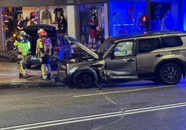 Los bomberos, este jueves, en el lugar del accidente.