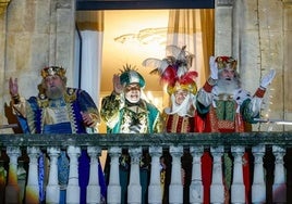 Mensaje de Los Reyes Magos desde el balcón del Ayuntamiento de Gijón.