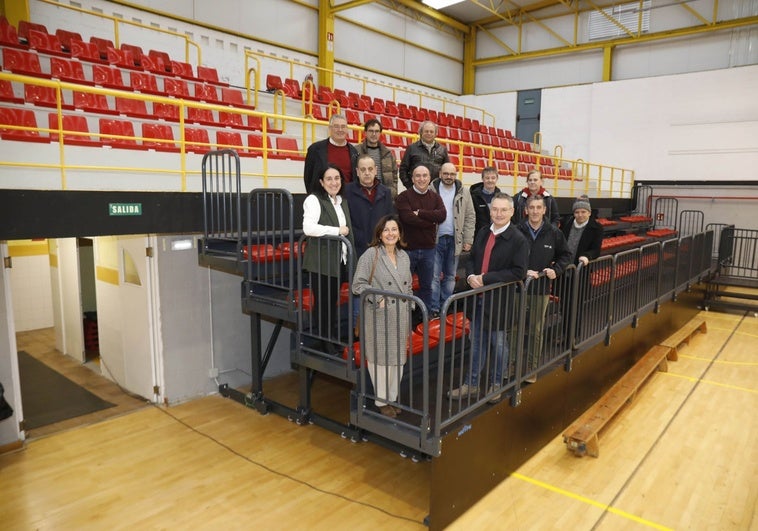 Representantes municipales, del club y de la asociación vecinal de La Calzada, en una de las gradas extendidas.