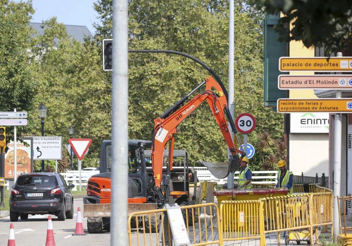 Operarios trabajando por la zona en el verano pasado.