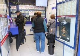 Gijón. En la Administración de El Búho de la Suerte se hace cola para elegir el ansiado boleto ganador.