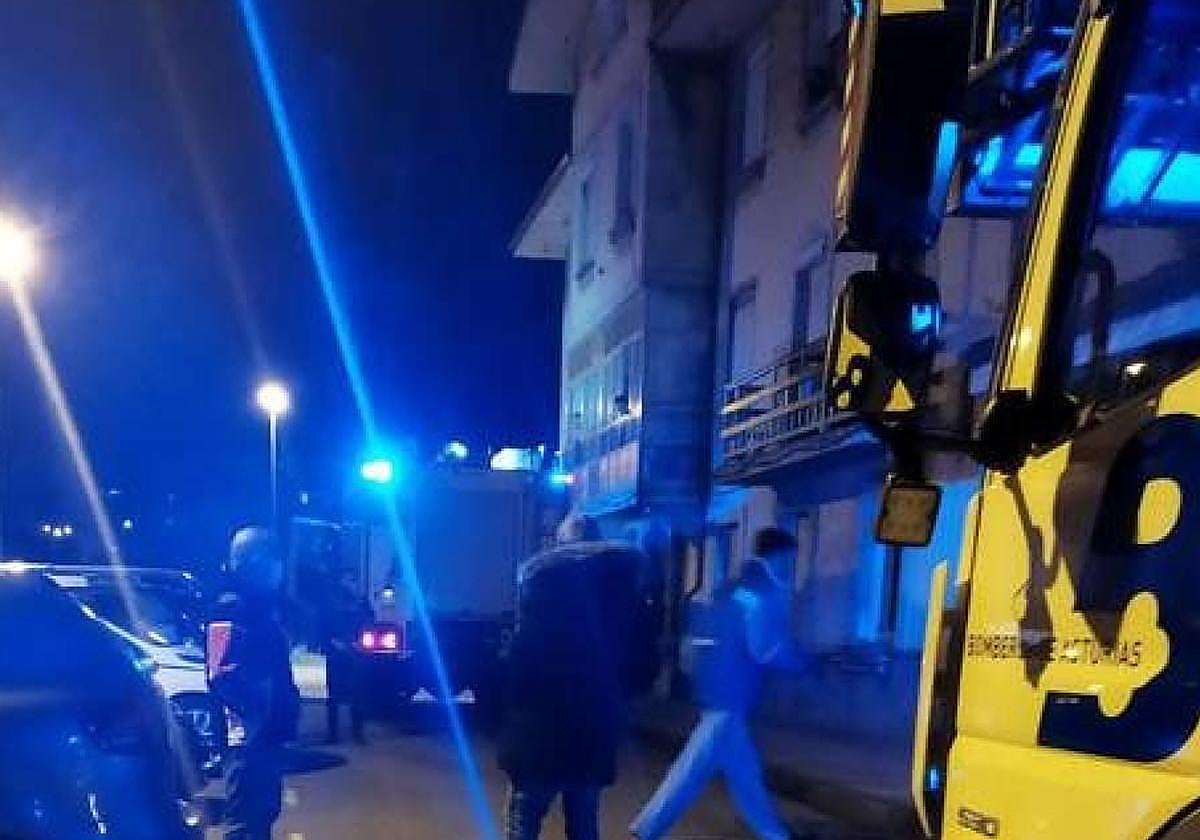 Un hombre de 54 años, afectado por inhalación de humo en el incendio de una vivienda en Avilés