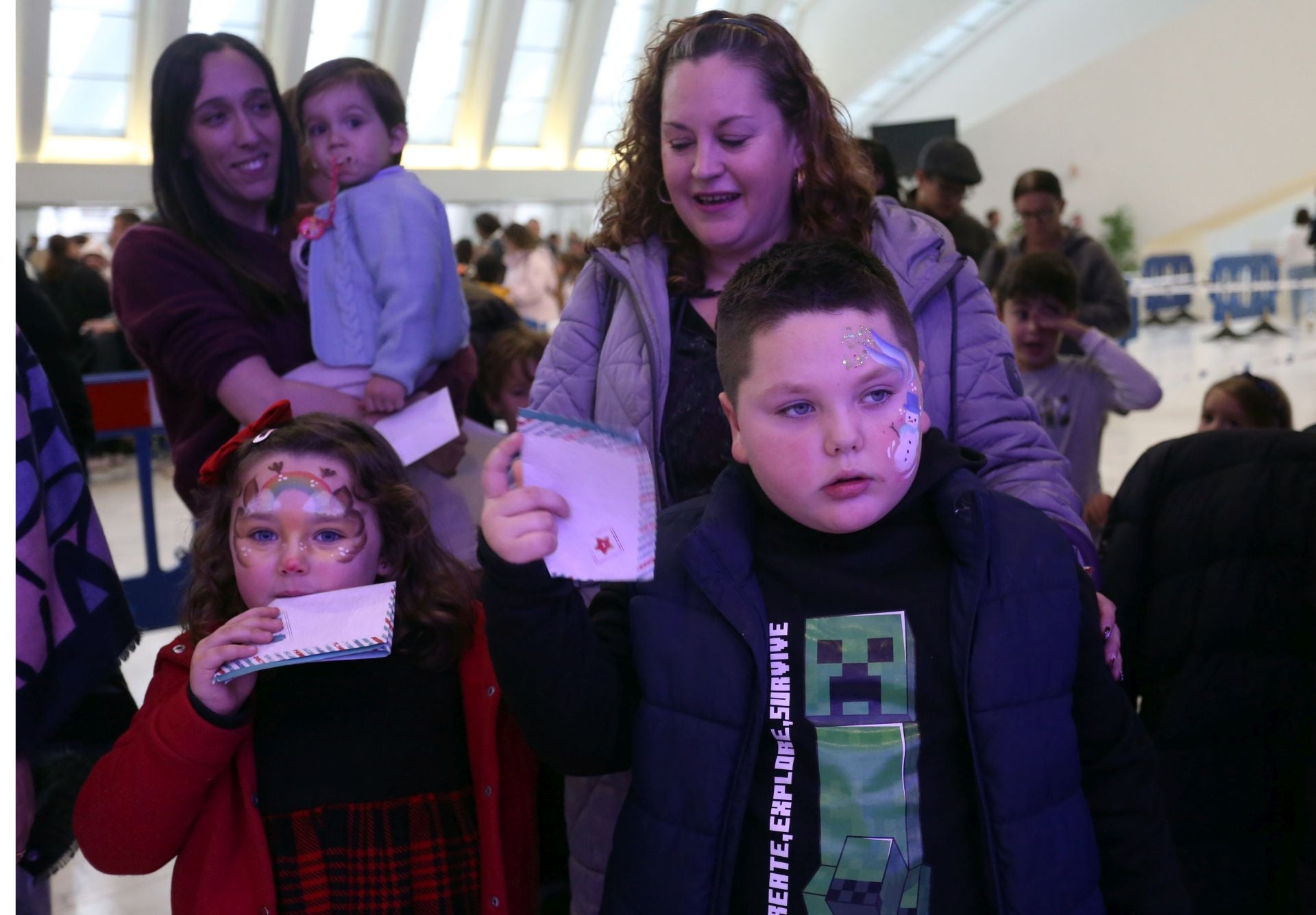 Cartas en mano y con una ilusión desbordante: así ha sido la recepción de los Reyes Magos a los niños de Oviedo