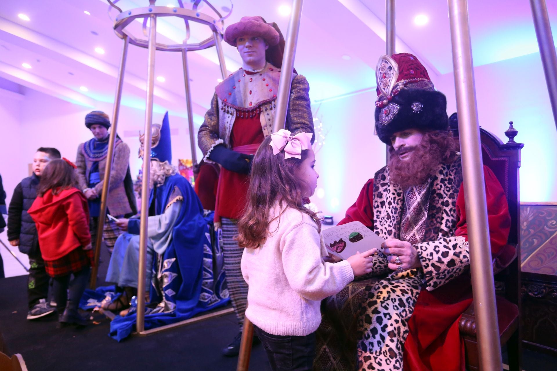 Cartas en mano y con una ilusión desbordante: así ha sido la recepción de los Reyes Magos a los niños de Oviedo