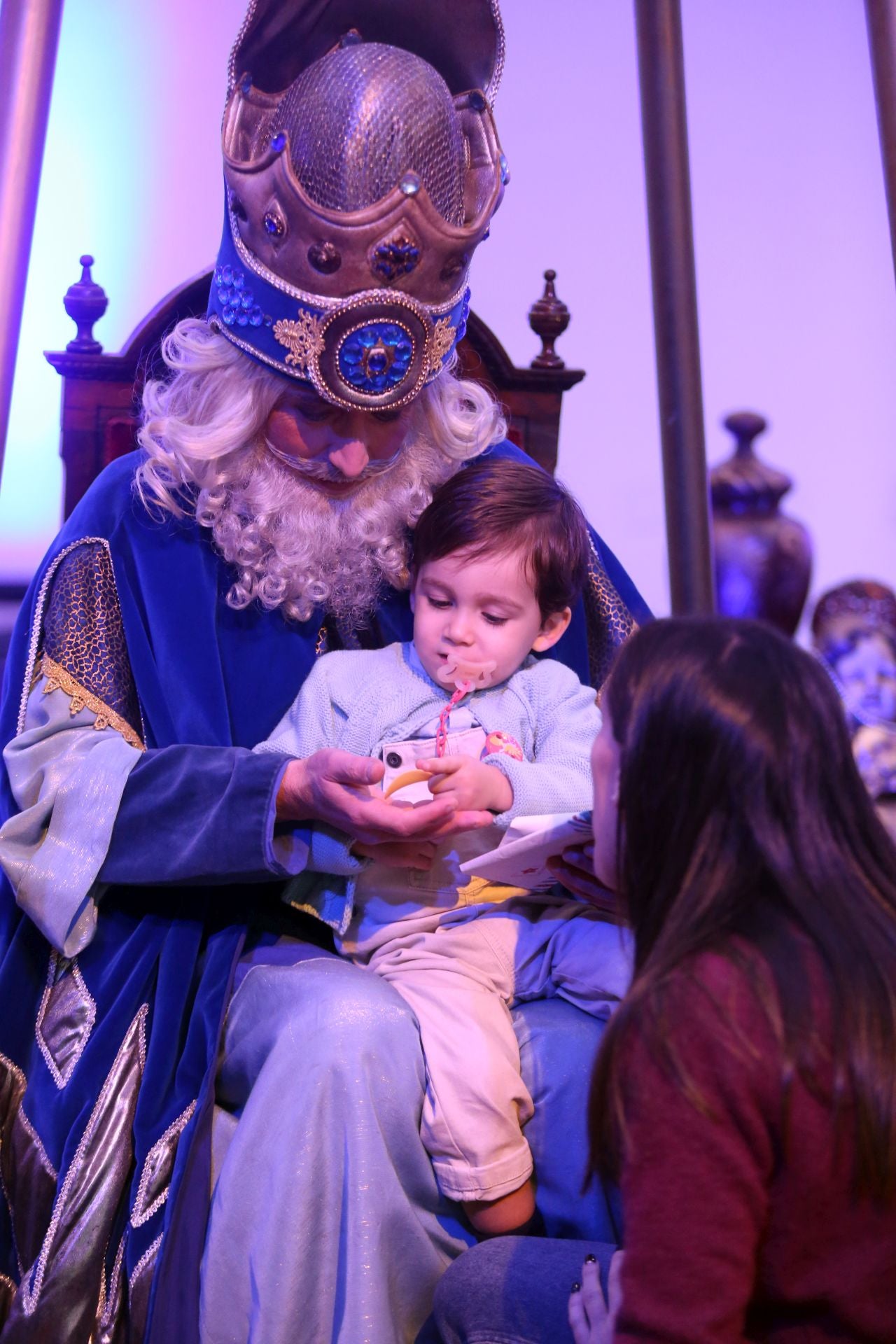 Cartas en mano y con una ilusión desbordante: así ha sido la recepción de los Reyes Magos a los niños de Oviedo