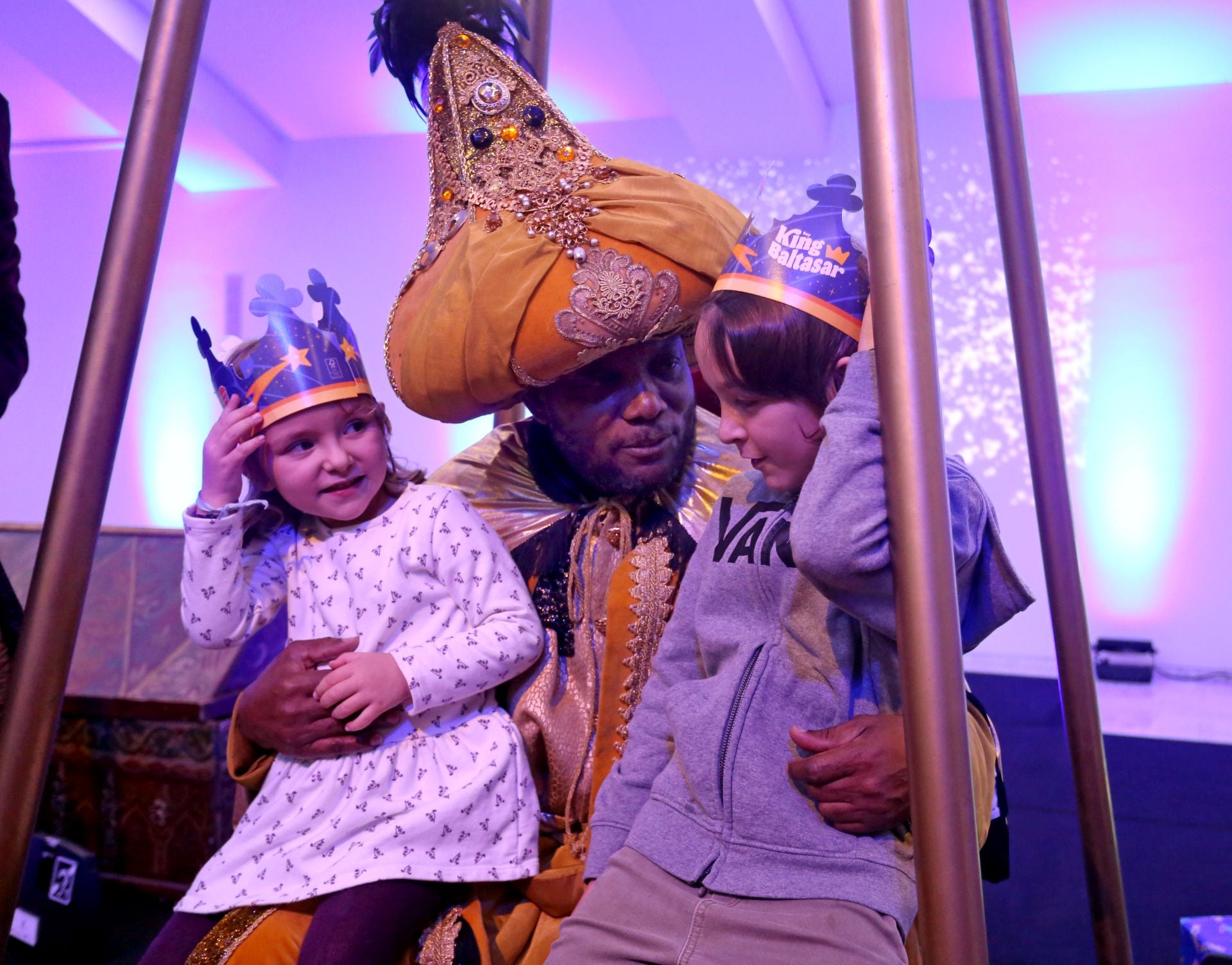 Cartas en mano y con una ilusión desbordante: así ha sido la recepción de los Reyes Magos a los niños de Oviedo