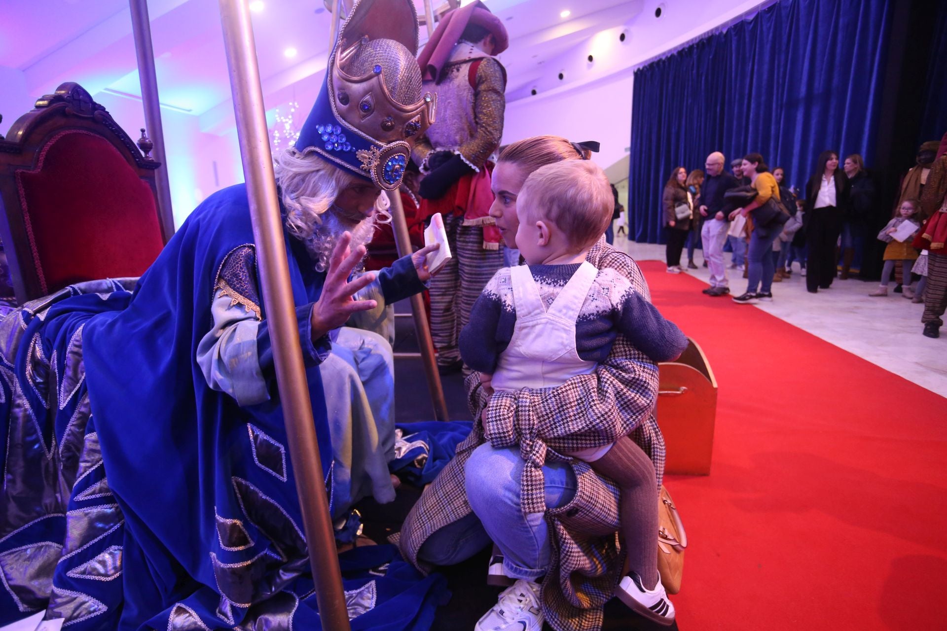 Cartas en mano y con una ilusión desbordante: así ha sido la recepción de los Reyes Magos a los niños de Oviedo