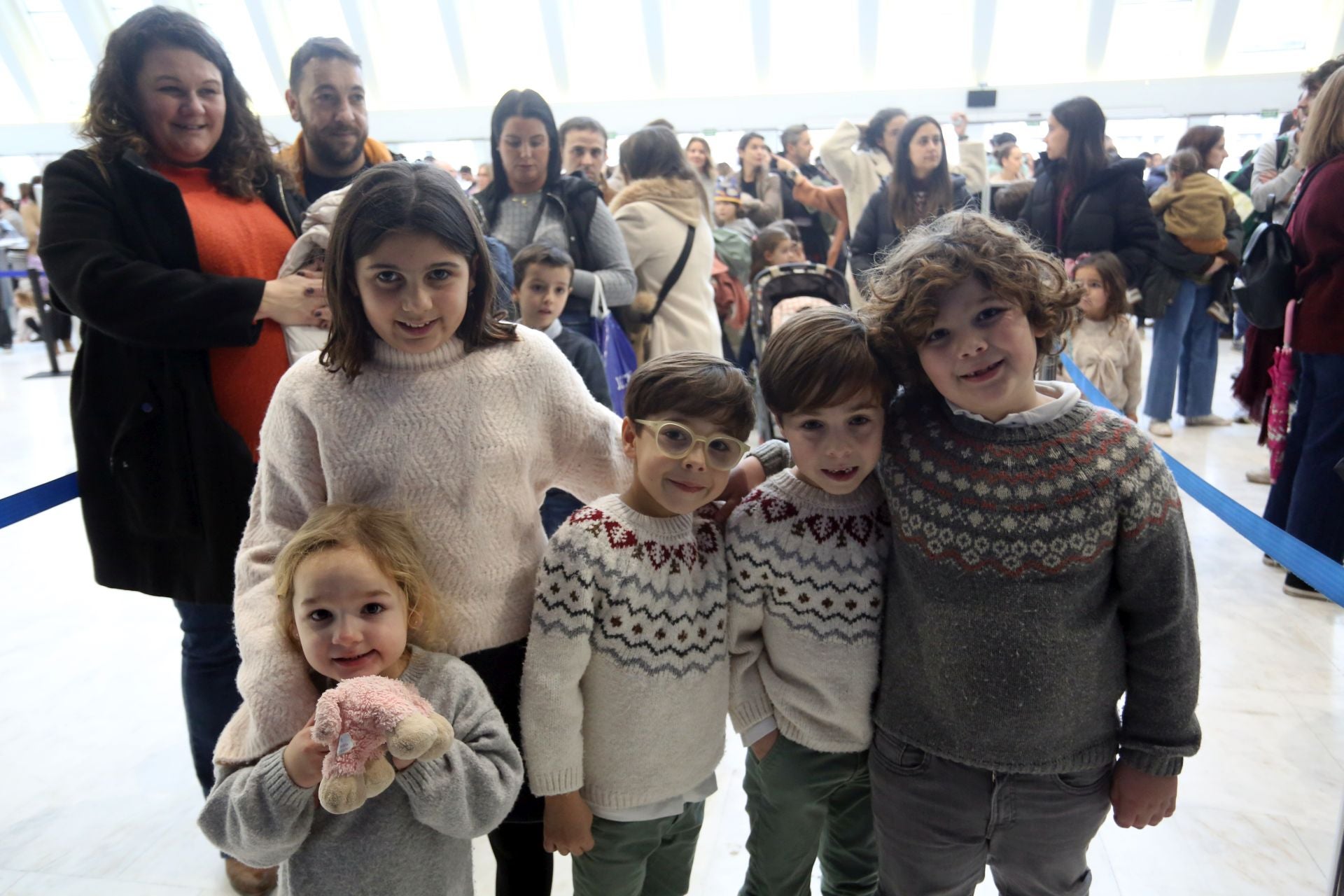 Cartas en mano y con una ilusión desbordante: así ha sido la recepción de los Reyes Magos a los niños de Oviedo