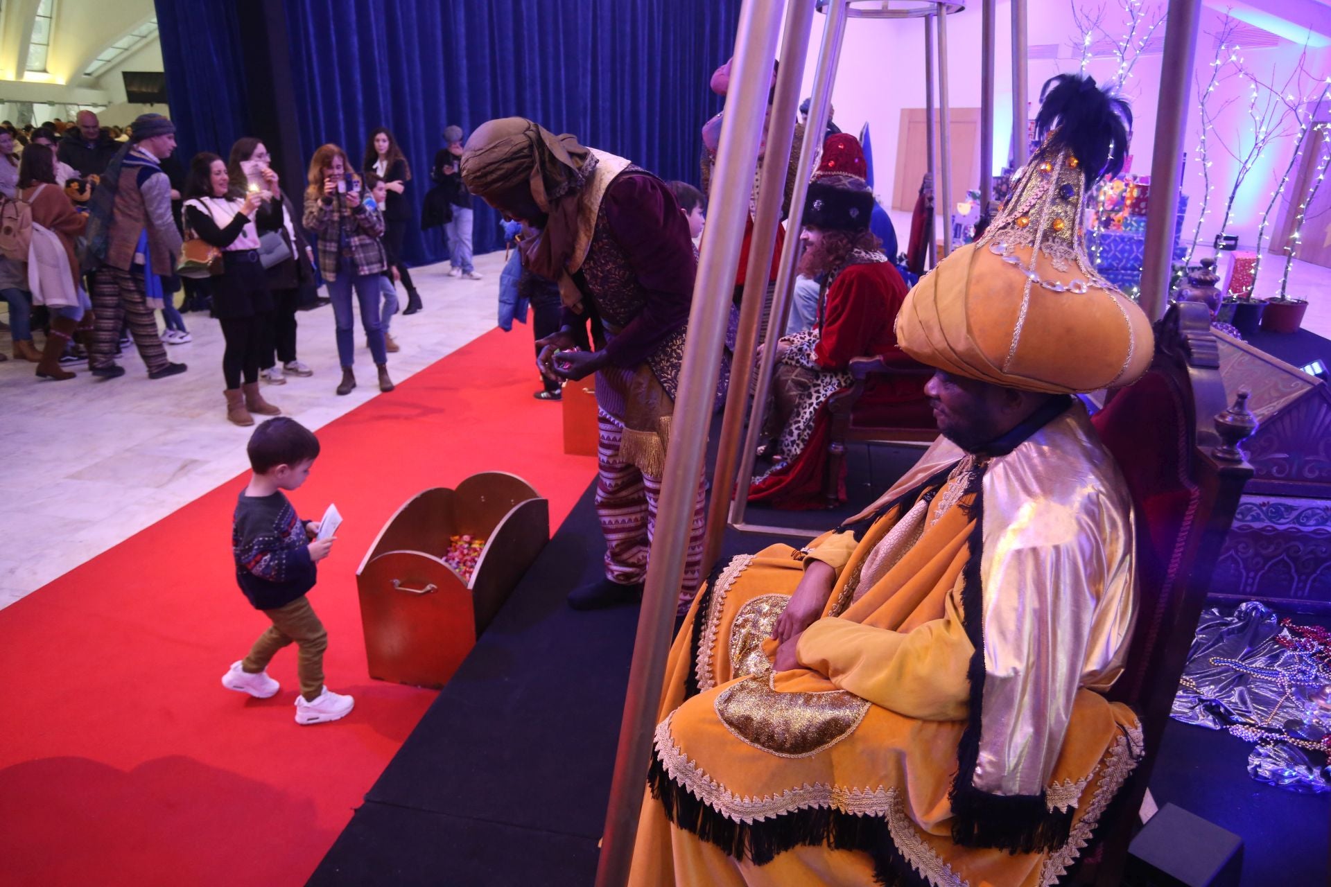 Cartas en mano y con una ilusión desbordante: así ha sido la recepción de los Reyes Magos a los niños de Oviedo