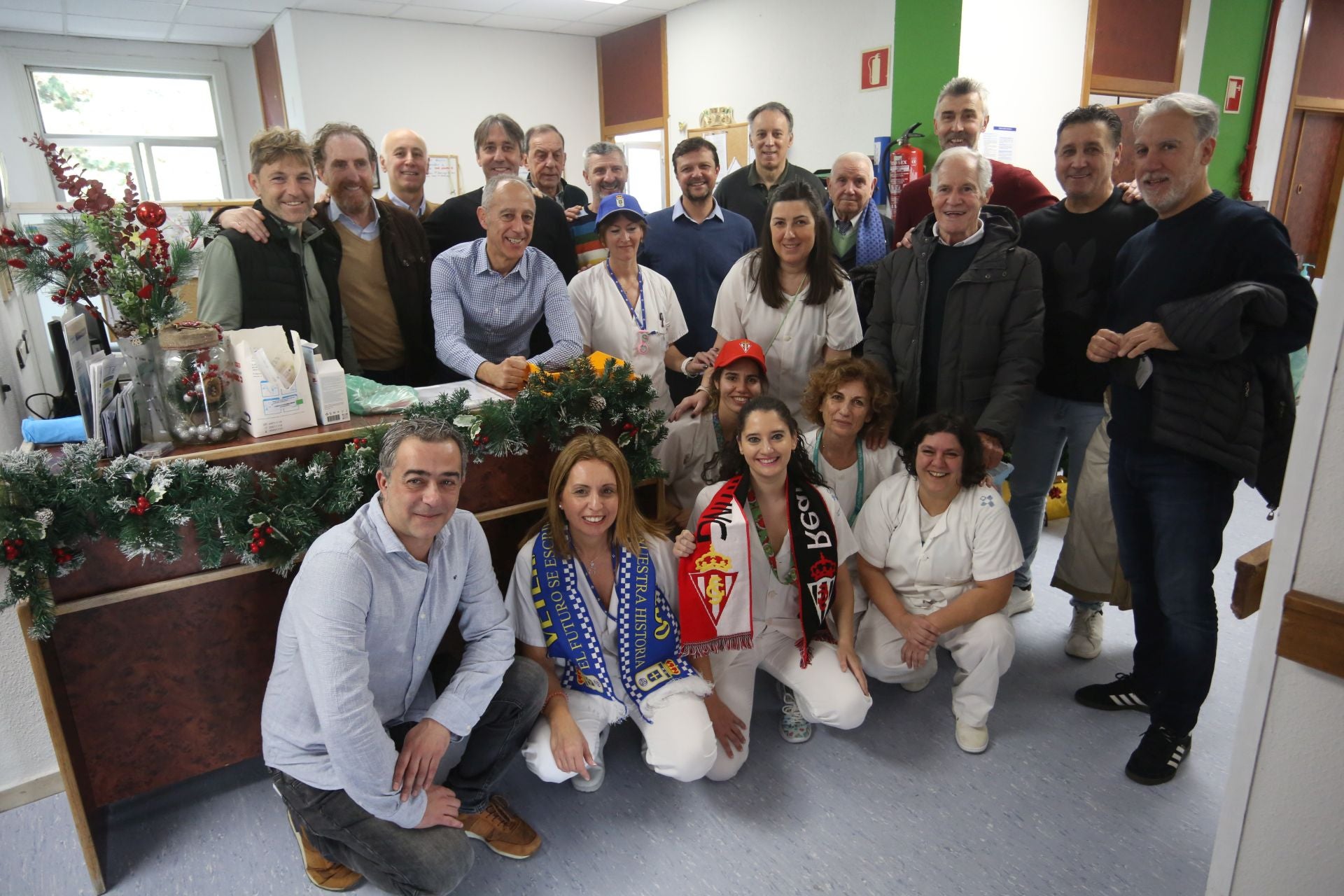 Los veteranos del Sporting y del Real Oviedo visitan a los pacientes del Hospital Monte Naranco