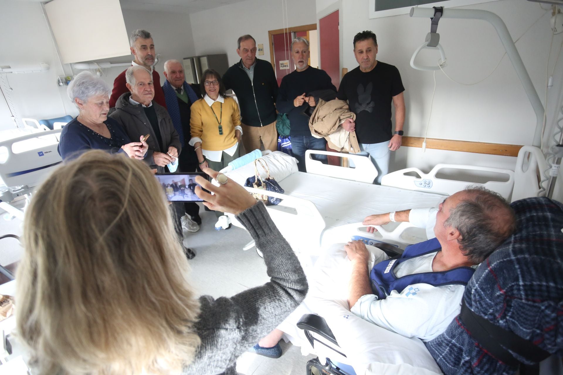 Los veteranos del Sporting y del Real Oviedo visitan a los pacientes del Hospital Monte Naranco