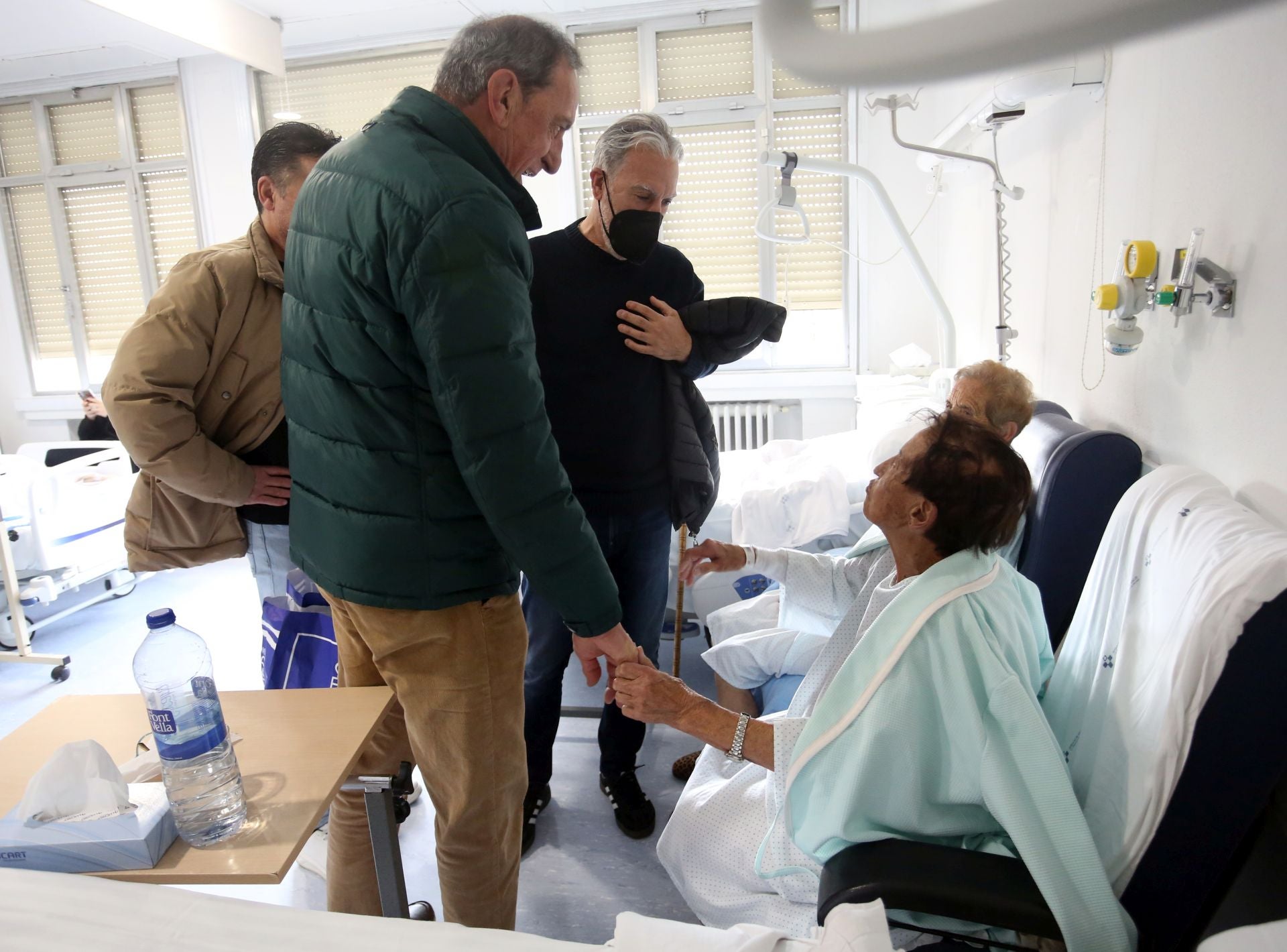 Los veteranos del Sporting y del Real Oviedo visitan a los pacientes del Hospital Monte Naranco