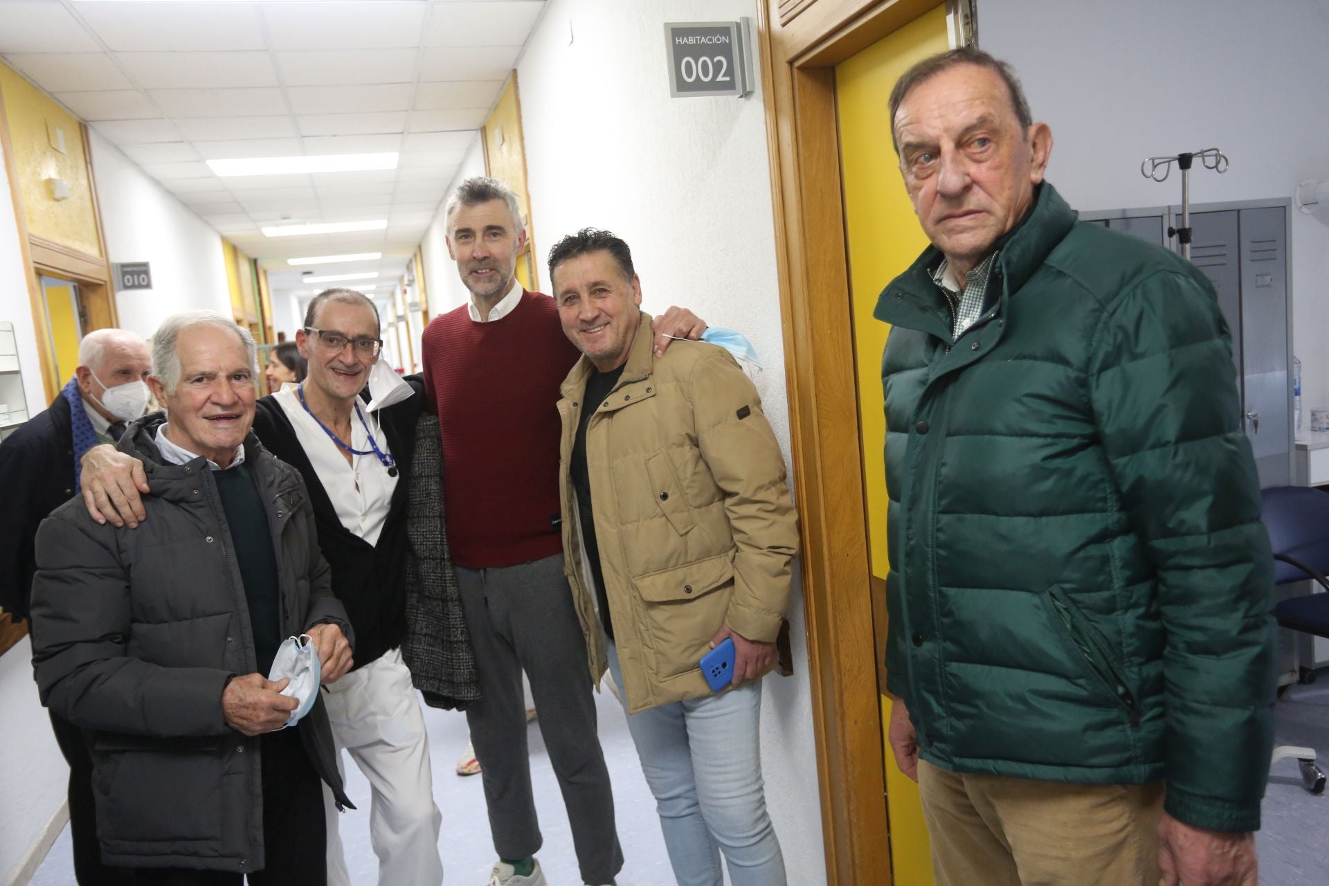 Los veteranos del Sporting y del Real Oviedo visitan a los pacientes del Hospital Monte Naranco