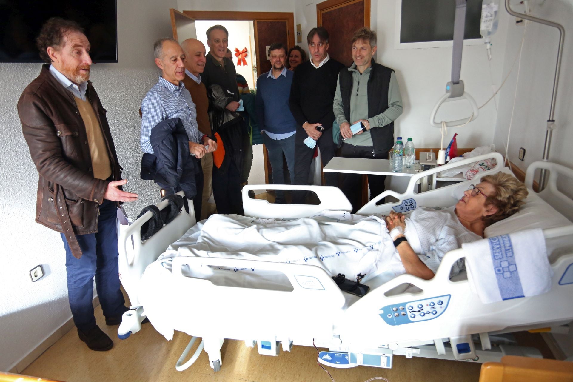 Los veteranos del Sporting y del Real Oviedo visitan a los pacientes del Hospital Monte Naranco