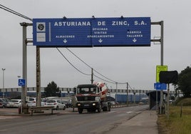 Carretera de acceso a las instalaciones de Asturiana de Zinc en San Juan de Nieva.