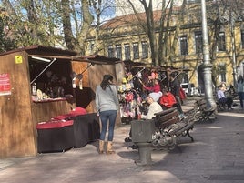 El mercadillo de Langreo, en el que ayer se apuraban las últimas compras.