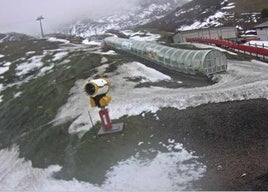 Parte baja de la estación de esquí de Valgrande-Pajares, casi sin nieve y cerrada por viento y lluvia, en la mañana del domingo.