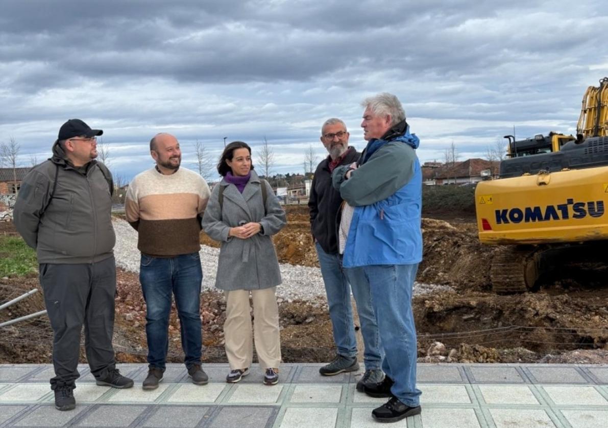 Integrantes de Podemos Siero, ayer, en Lugones.