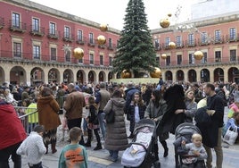 Colas en la plaza Mayor para acudir a la recepción de los Reyes Magos en el Ayuntamiento