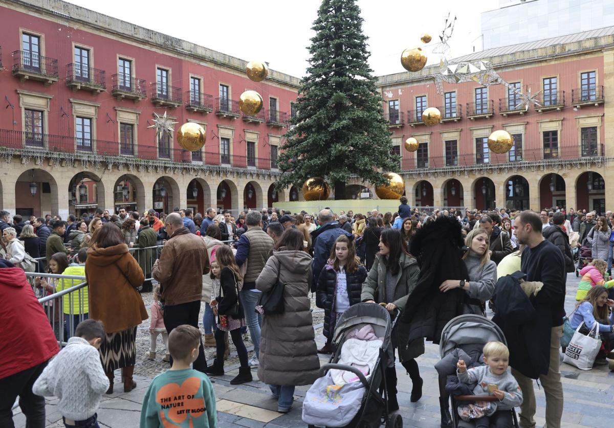 Colas en la plaza Mayor para acudir a la recepción de los Reyes Magos en el Ayuntamiento