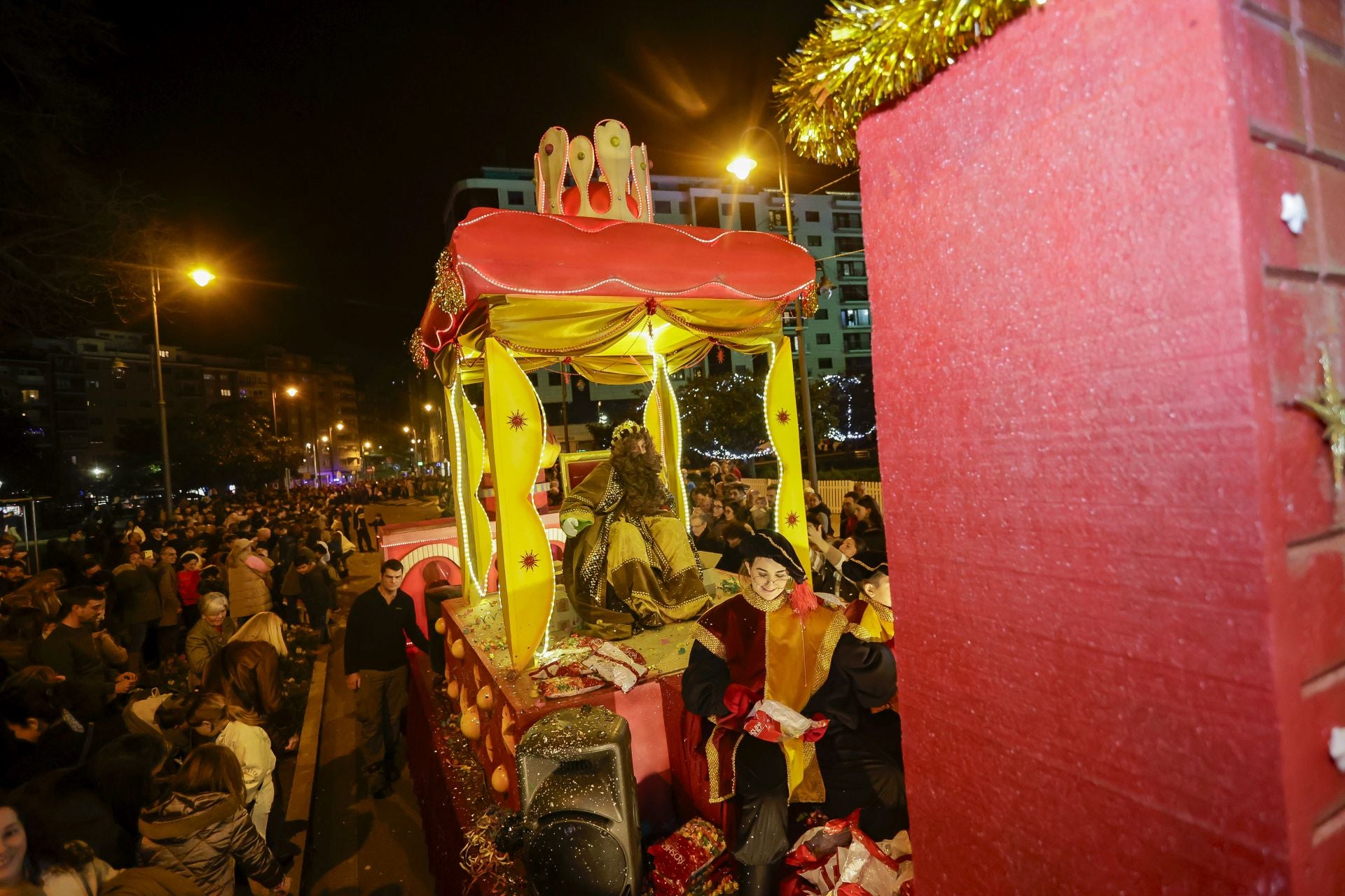 ¡Vivan los Reyes Magos!: Avilés estalla de ilusión en una cabalgata mágica