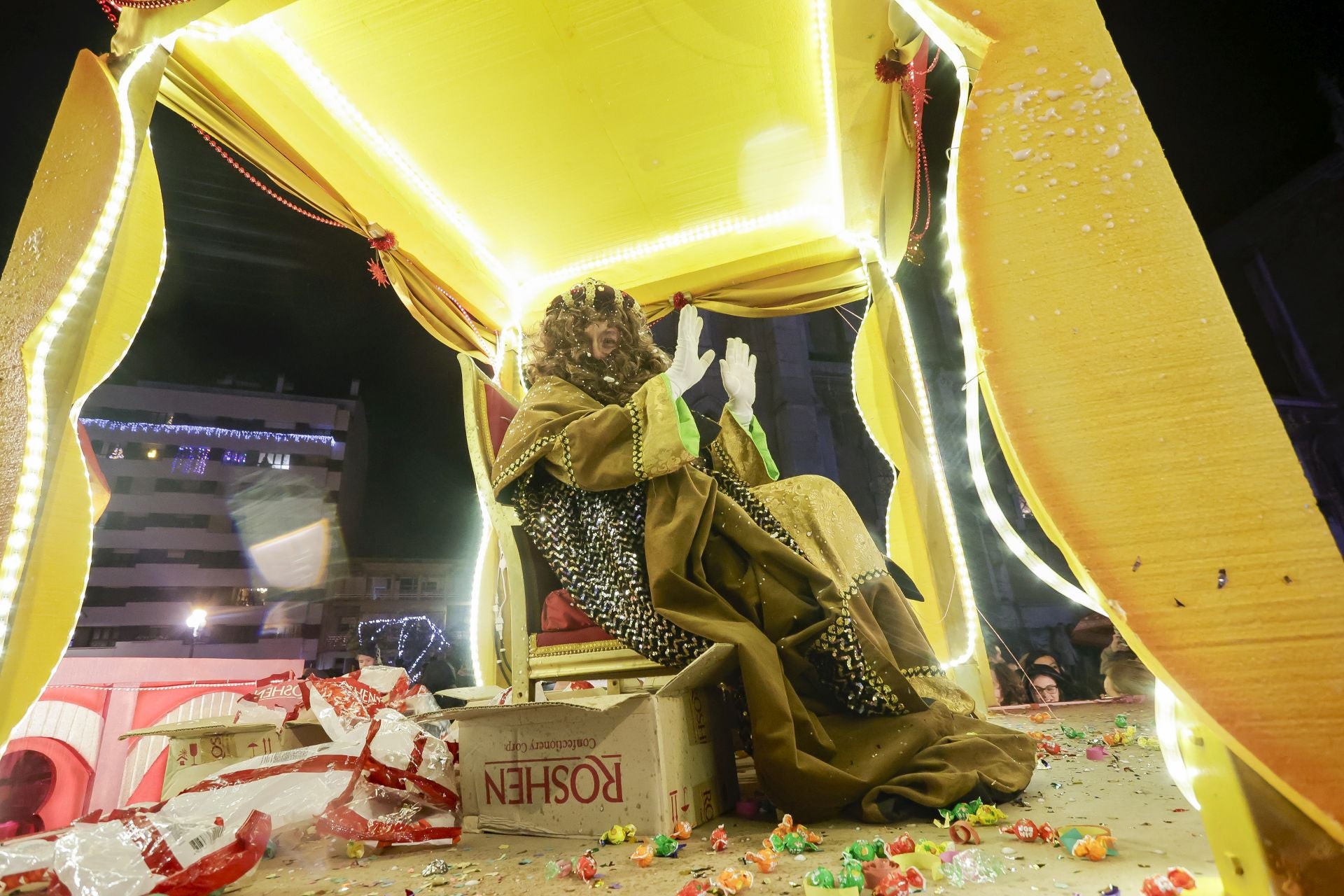¡Vivan los Reyes Magos!: Avilés estalla de ilusión en una cabalgata mágica