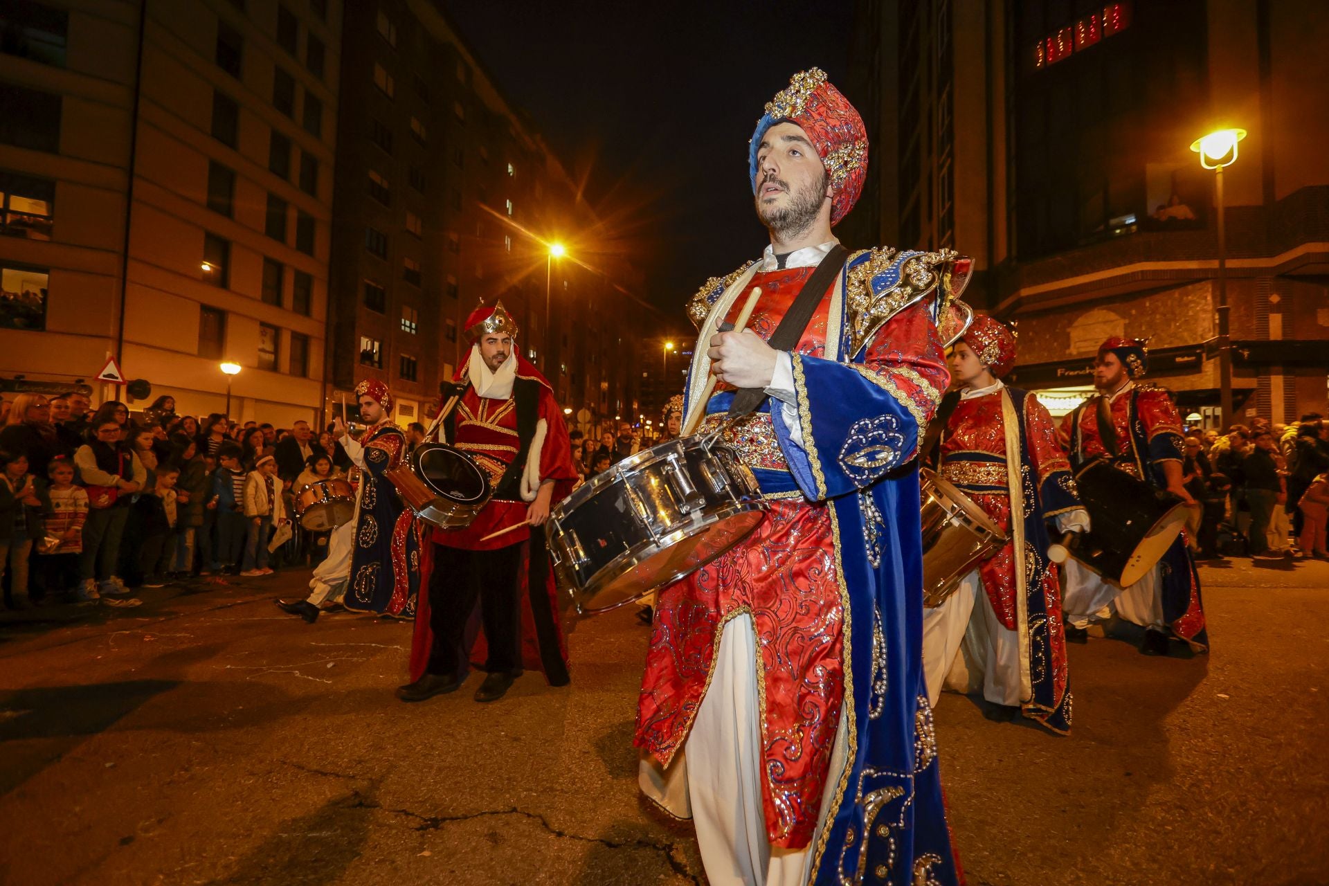 ¡Vivan los Reyes Magos!: Avilés estalla de ilusión en una cabalgata mágica