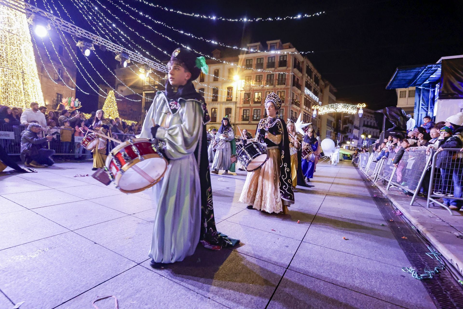 ¡Vivan los Reyes Magos!: Avilés estalla de ilusión en una cabalgata mágica