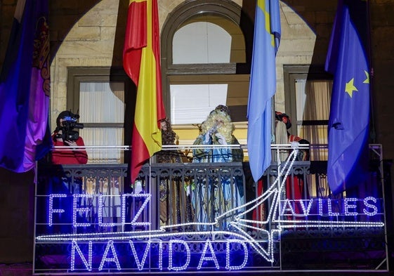 ¡Vivan los Reyes Magos!: Avilés estalla de ilusión en una cabalgata mágica