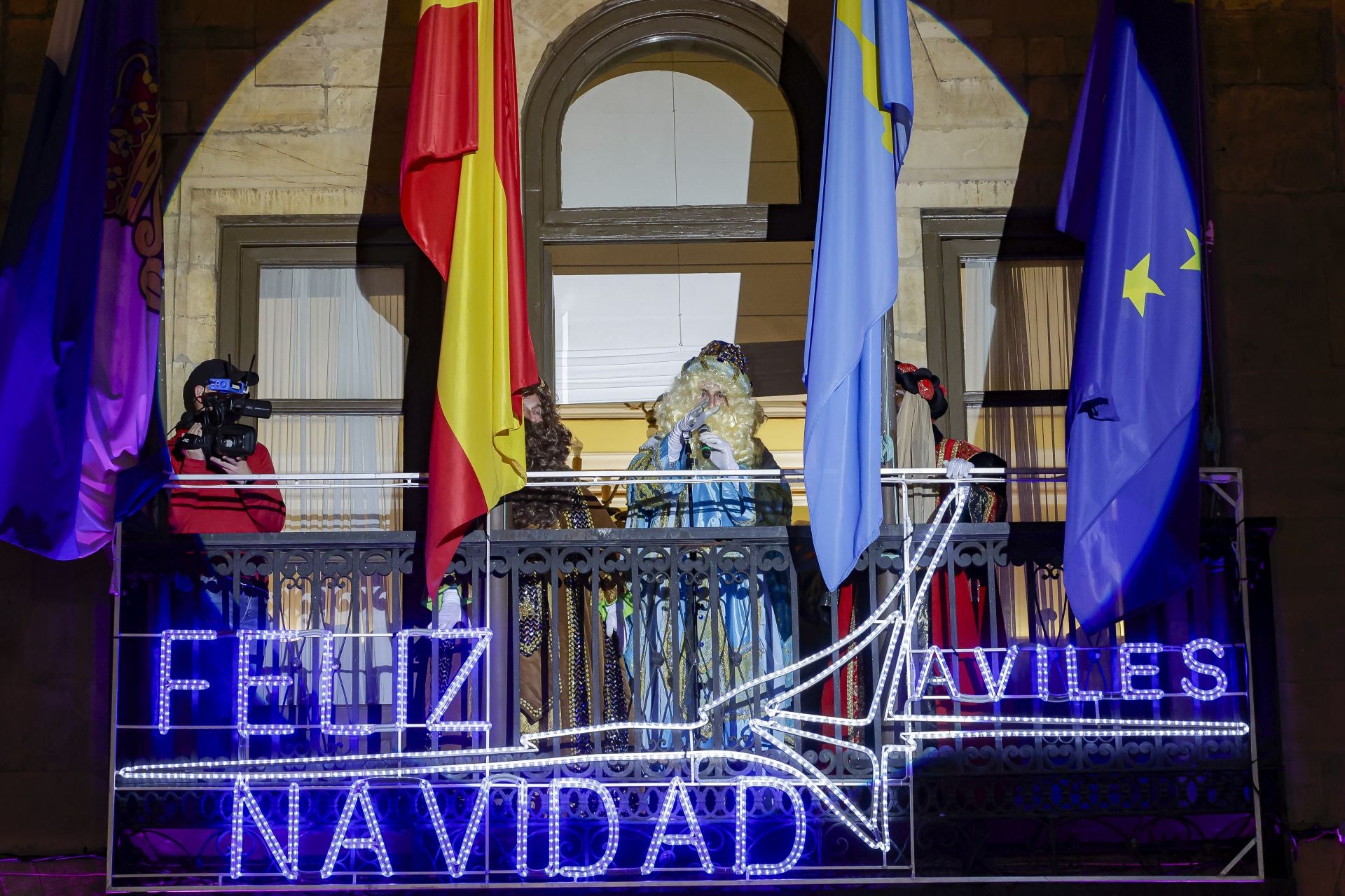 ¡Vivan los Reyes Magos!: Avilés estalla de ilusión en una cabalgata mágica