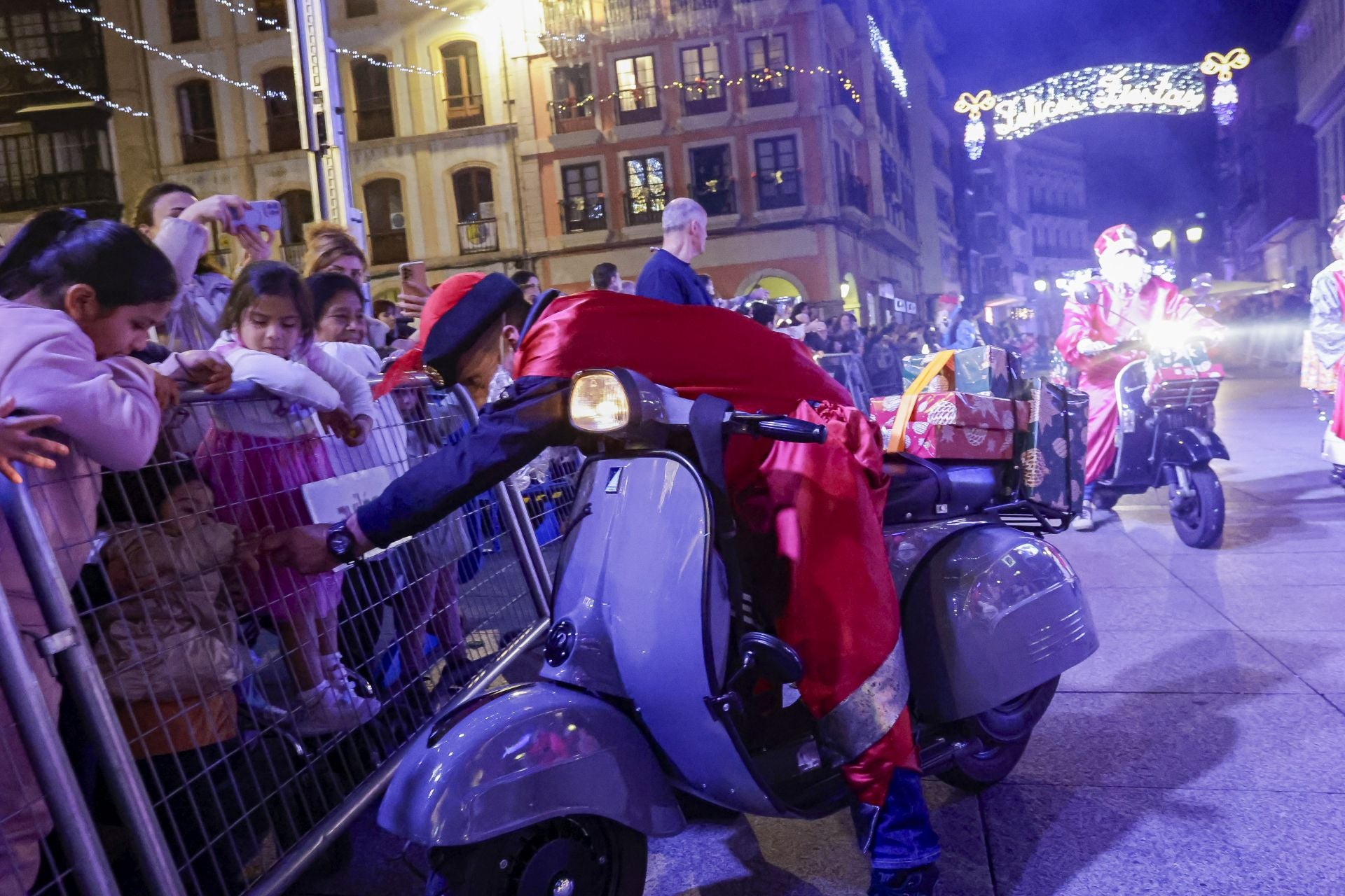 ¡Vivan los Reyes Magos!: Avilés estalla de ilusión en una cabalgata mágica